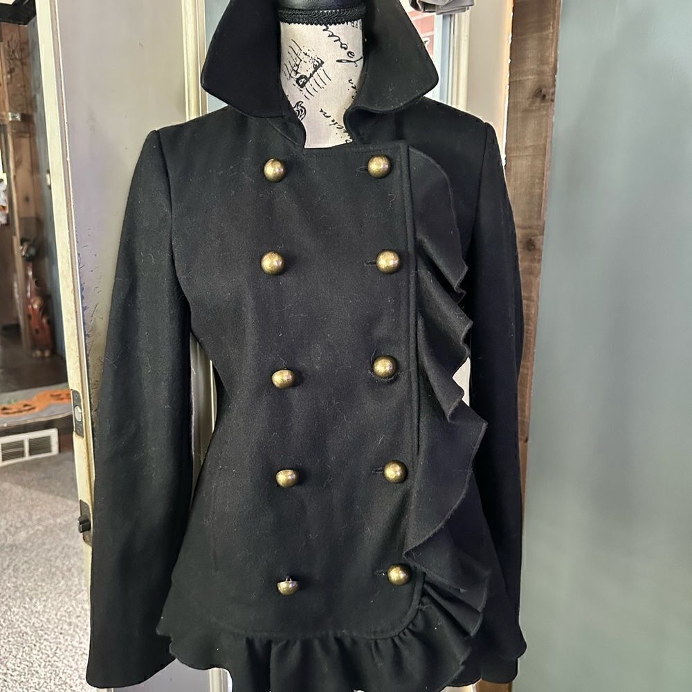 DKNY Wool coat with ruffled trim, pockets and oversized buttons.Size 2 - Picture 4 of 13